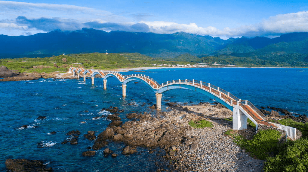 蜿蜒的八拱跨海步橋連接本島與三仙台