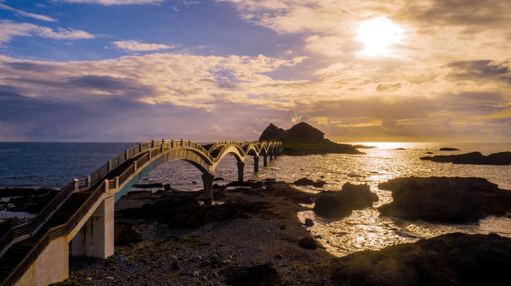 金色的陽光灑落在海面上，三仙台的每一刻都美得令人屏息