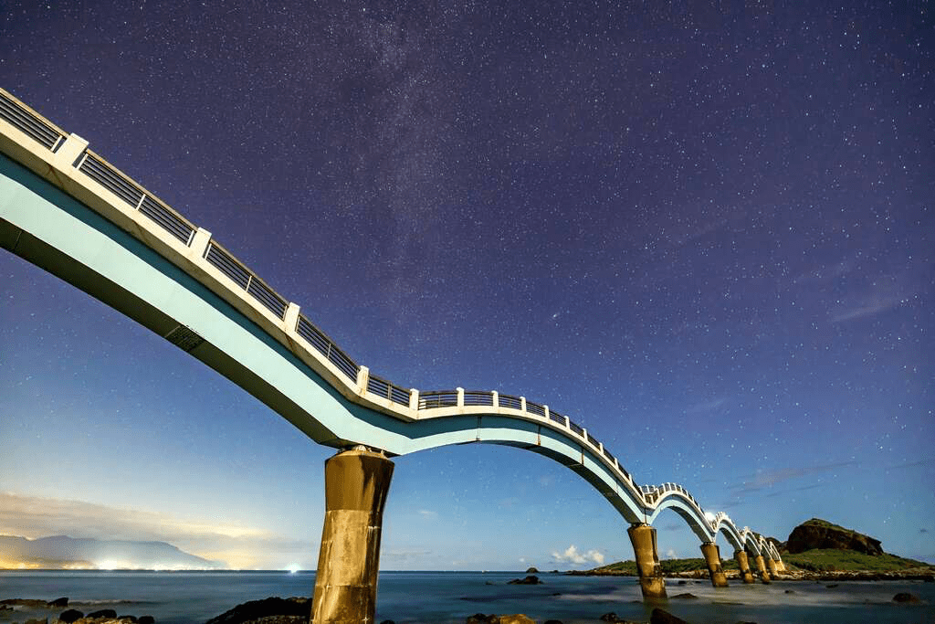三仙台夜晚星空與跨海橋的景緻