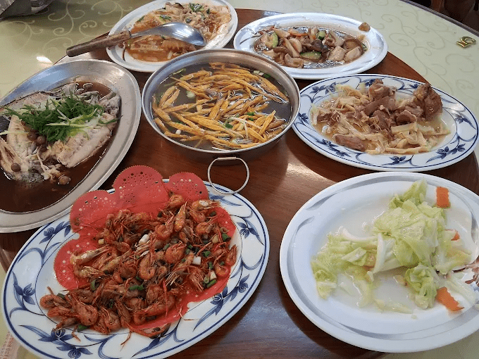 在初冬的微涼空氣裡抵達谷關溫泉飯店，推開露台時看到山谷雲影流動的畫面令人想久留