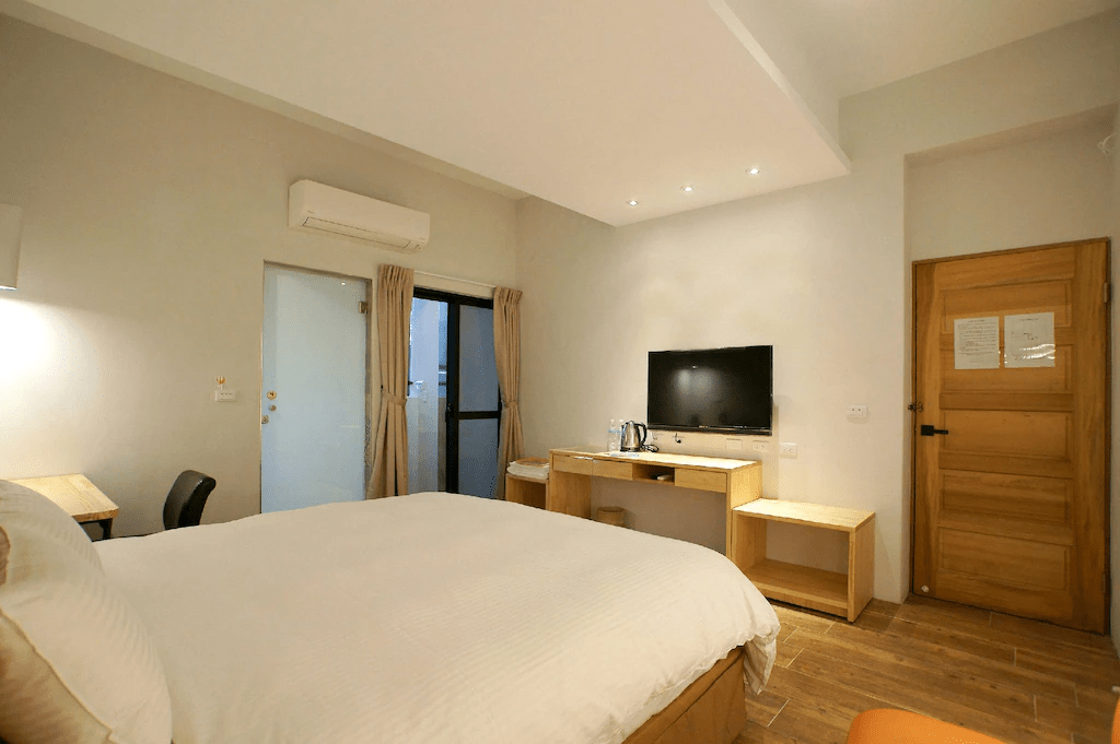 在台東選一間靠近山海的住宿住下，把散步、光影與風聲放進旅程的節奏裡