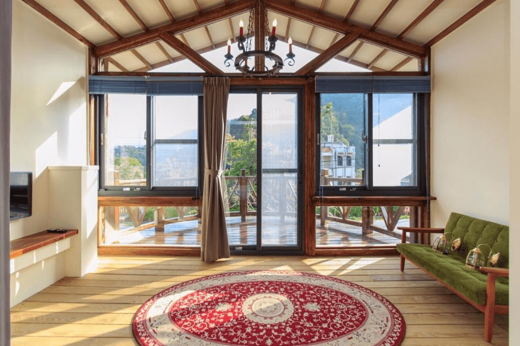 抵達宜蘭員山 R&J Guesthouse，坐下的那一刻才感覺旅行真正開始慢慢展開