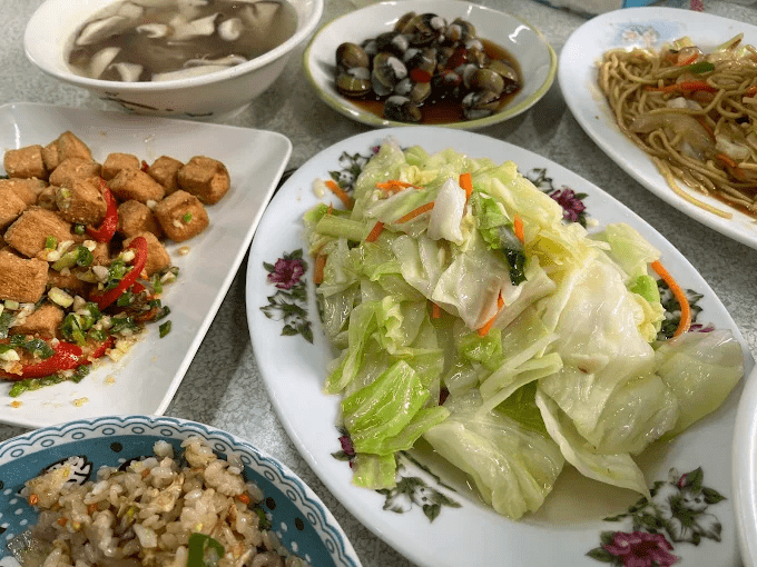 在午後光影裡浸進谷關溫泉，聽溪水聲混著暖氣升起，是台中最能讓人放鬆的時刻