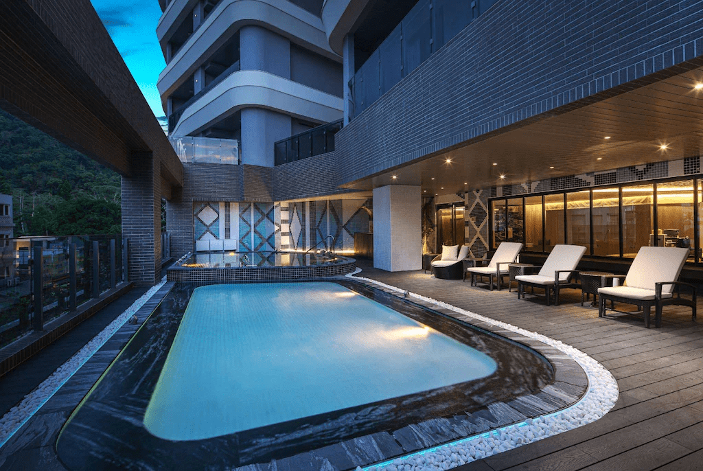 跟著傍晚的湖風走到日月潭力麗溫德姆溫泉酒店，讓一天的疲憊被溫泉慢慢融開