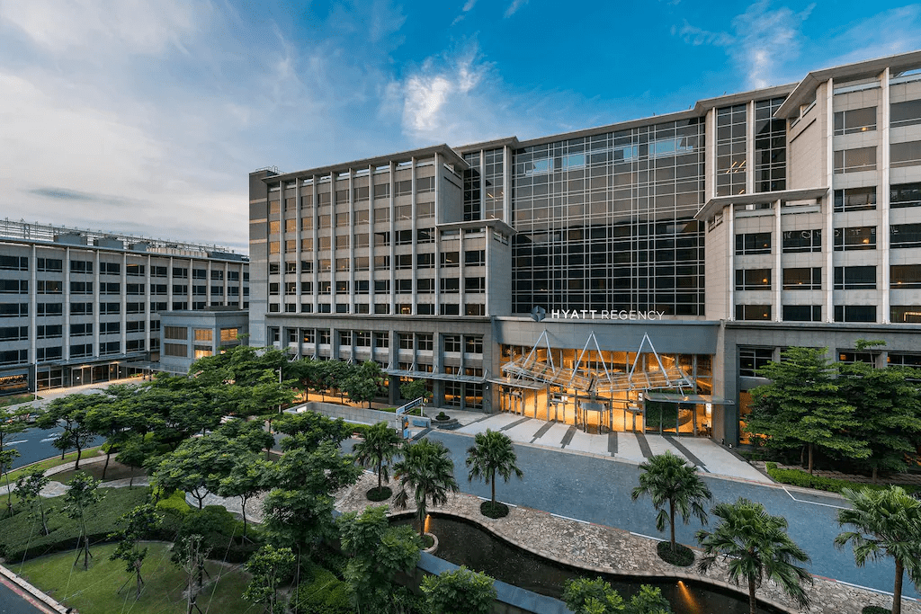 入住桃園機場凱悅酒店的午後陽光裡，看飛機穿過雲縫，享受旅途中難得的安靜與明亮