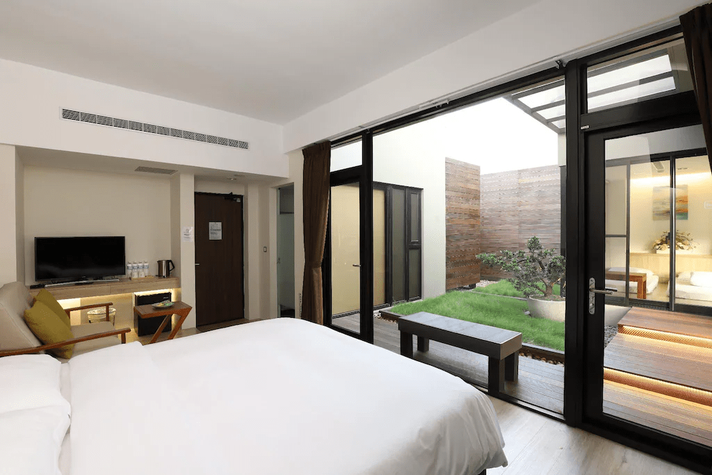 在台中住上一晚，跟著夜市人潮與火車站晨光重新感受城市的自在步伐