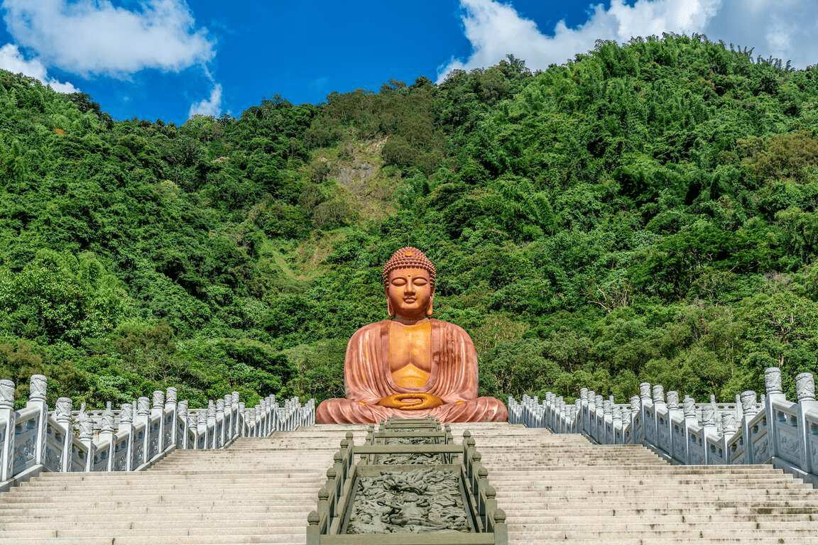 隨著陽光落在山壁上的角度變化，在六龜景點裡體驗一整天不同的風景節奏