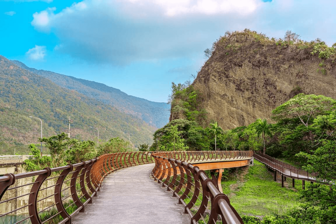隨著陽光落在山壁上的角度變化，在六龜景點裡體驗一整天不同的風景節奏