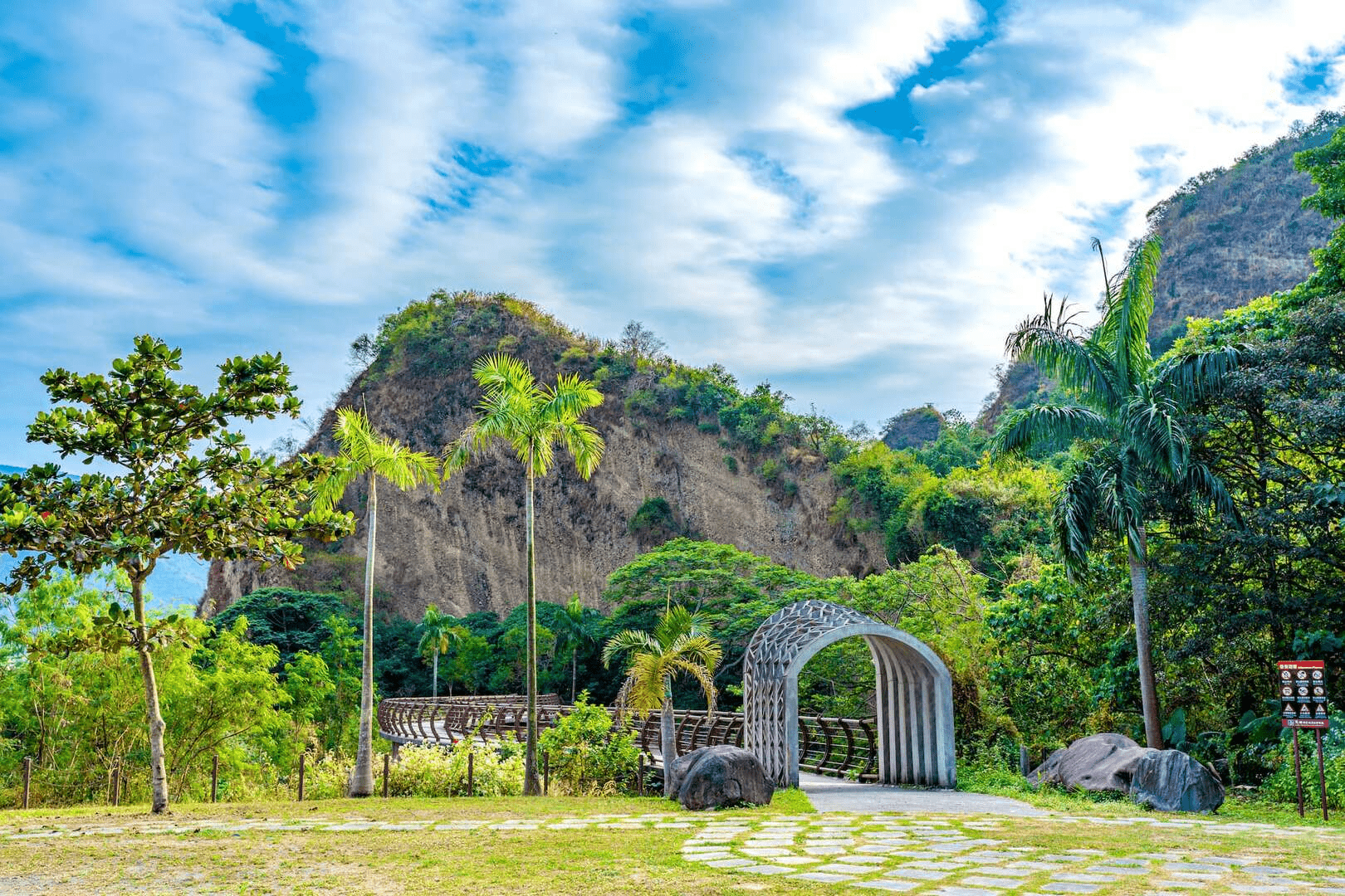 隨著陽光落在山壁上的角度變化，在六龜景點裡體驗一整天不同的風景節奏