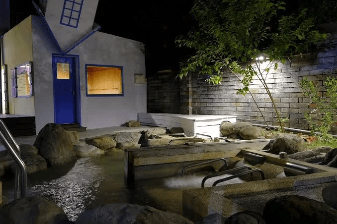 漫步六龜山林間感受微涼空氣,隨著不老溫泉蒸氣升起的一刻走進理想住宿