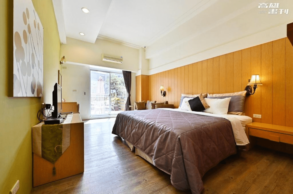 漫步六龜山林間感受微涼空氣,隨著不老溫泉蒸氣升起的一刻走進理想住宿