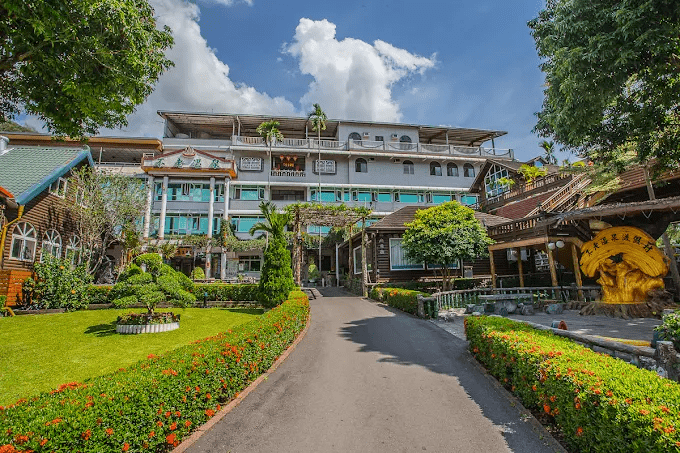 漫步六龜山林間感受微涼空氣,隨著不老溫泉蒸氣升起的一刻走進理想住宿