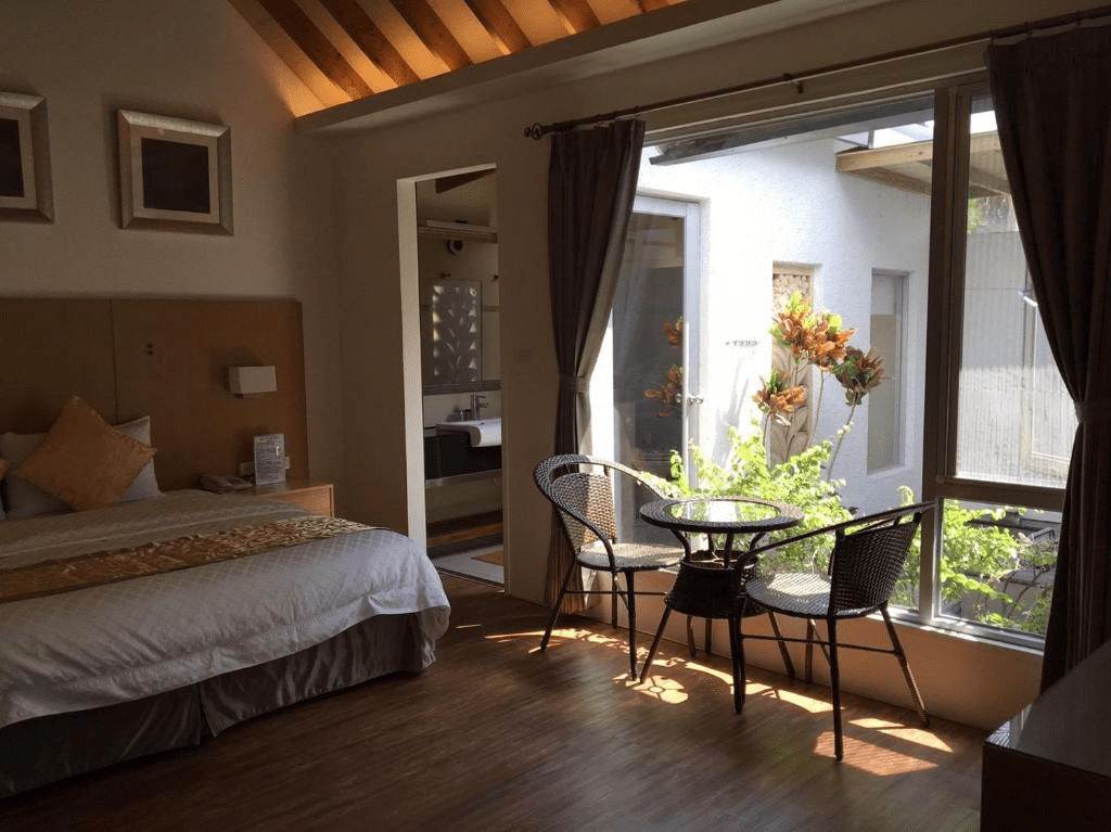 漫步六龜山林間感受微涼空氣,隨著不老溫泉蒸氣升起的一刻走進理想住宿