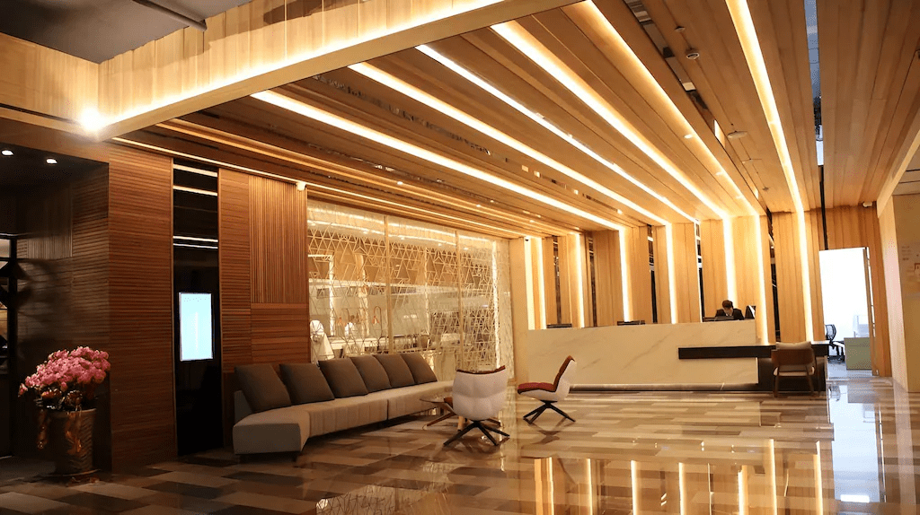 在台南的晴朗午後入住夏都城旅安平館,讓親子旅程在泳池水光與遊戲室笑聲中自然展開