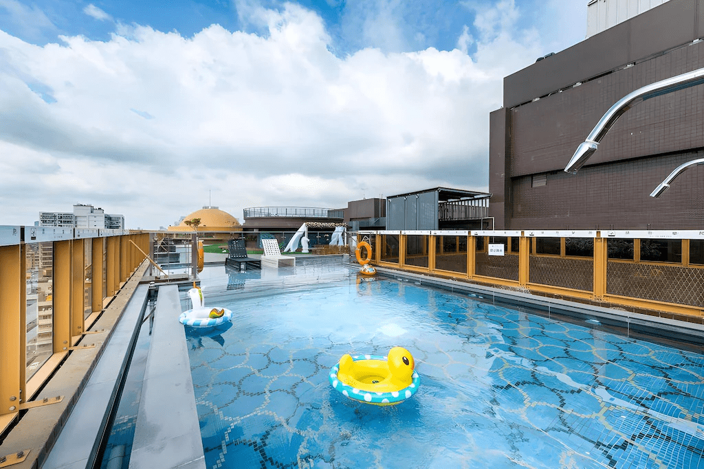 飯店室內溫水游泳池與健身房,提供全年無休的運動放鬆空間