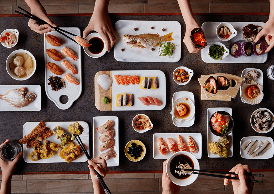 城食百匯自助餐廳提供多樣化的跨國料理與台南在地小吃