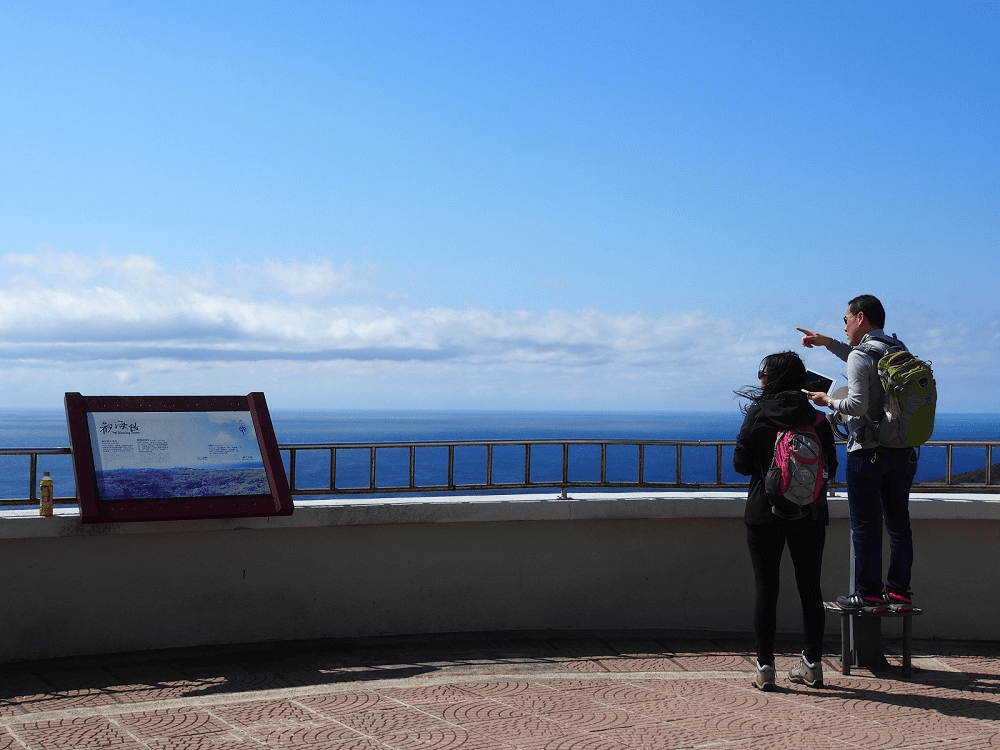在墾丁國家森林遊樂區的高台望向海面，用一場森林與藍色交會的旅程安靜重啟自己