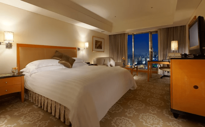 台中的夜色很溫柔，適合入住一間有故事的飯店，換一段屬於台中的記憶