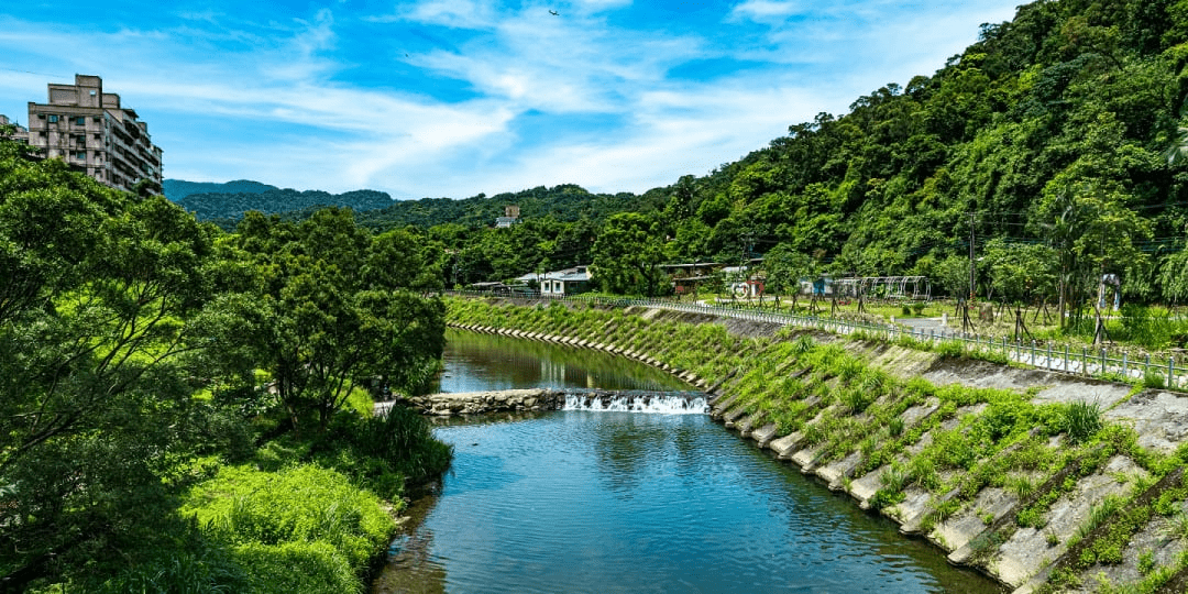 在暖暖沿著溪畔走向峽谷深處，讓水霧與微風陪你完成一場親水綠意的輕旅行