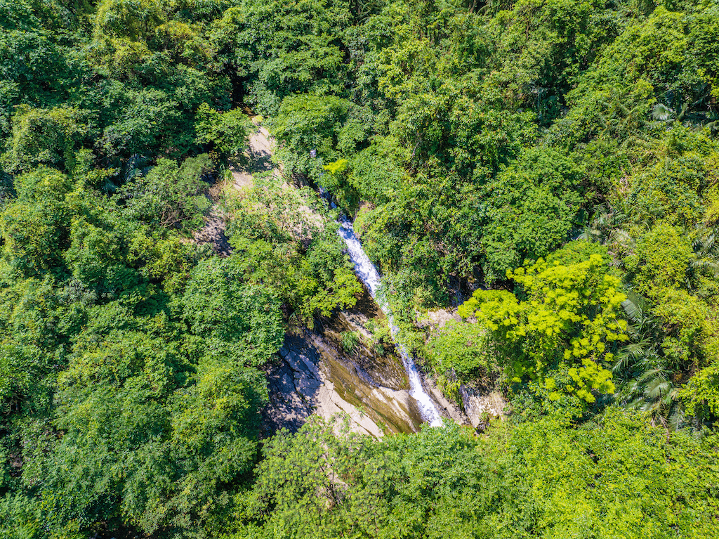 在暖暖沿著溪畔走向峽谷深處，讓水霧與微風陪你完成一場親水綠意的輕旅行