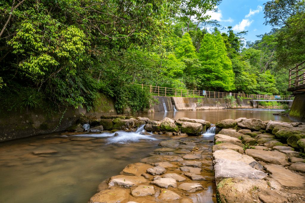 在暖暖沿著溪畔走向峽谷深處，讓水霧與微風陪你完成一場親水綠意的輕旅行