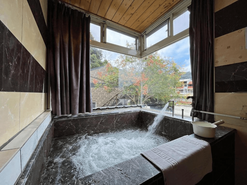 在大湖田野間找一個節奏剛好的停靠點，入住苗栗慈夢柔渡假會館迎接被山風吹醒的早晨