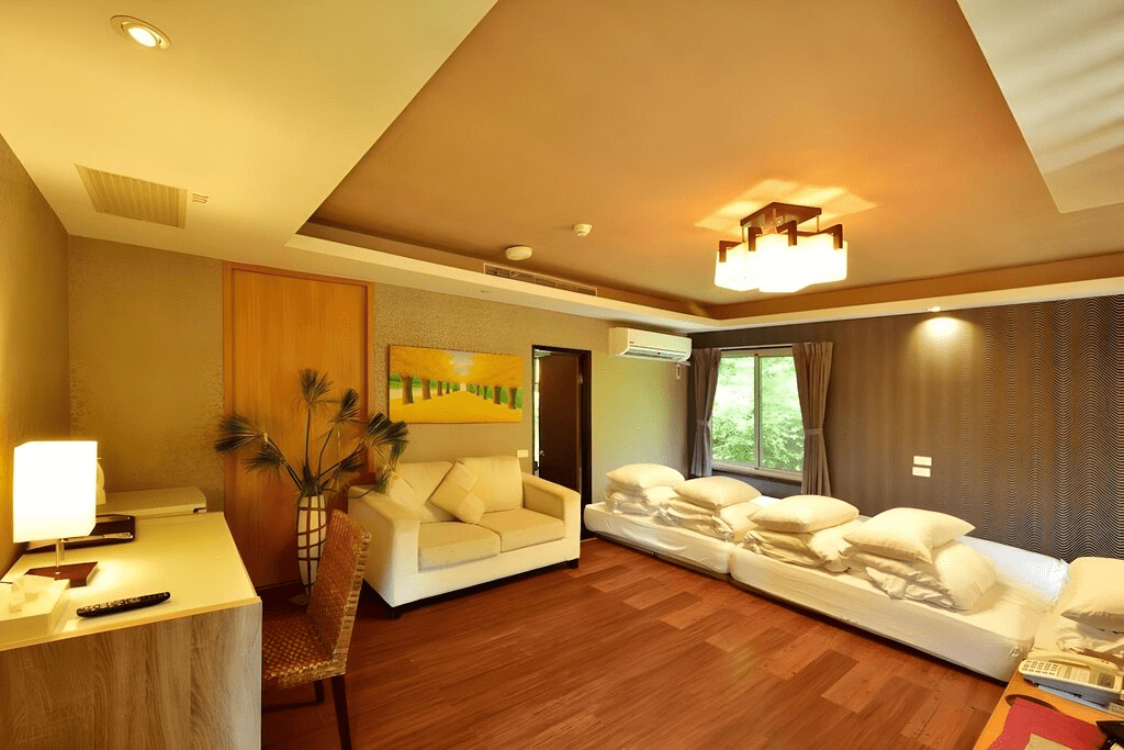 在大湖田野間找一個節奏剛好的停靠點，入住苗栗慈夢柔渡假會館迎接被山風吹醒的早晨