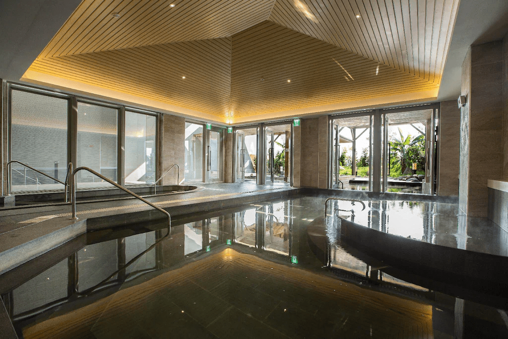 在宜蘭挑一間想住進去就不想離開的飯店，讓週末的節奏從溫泉與微風開始流動