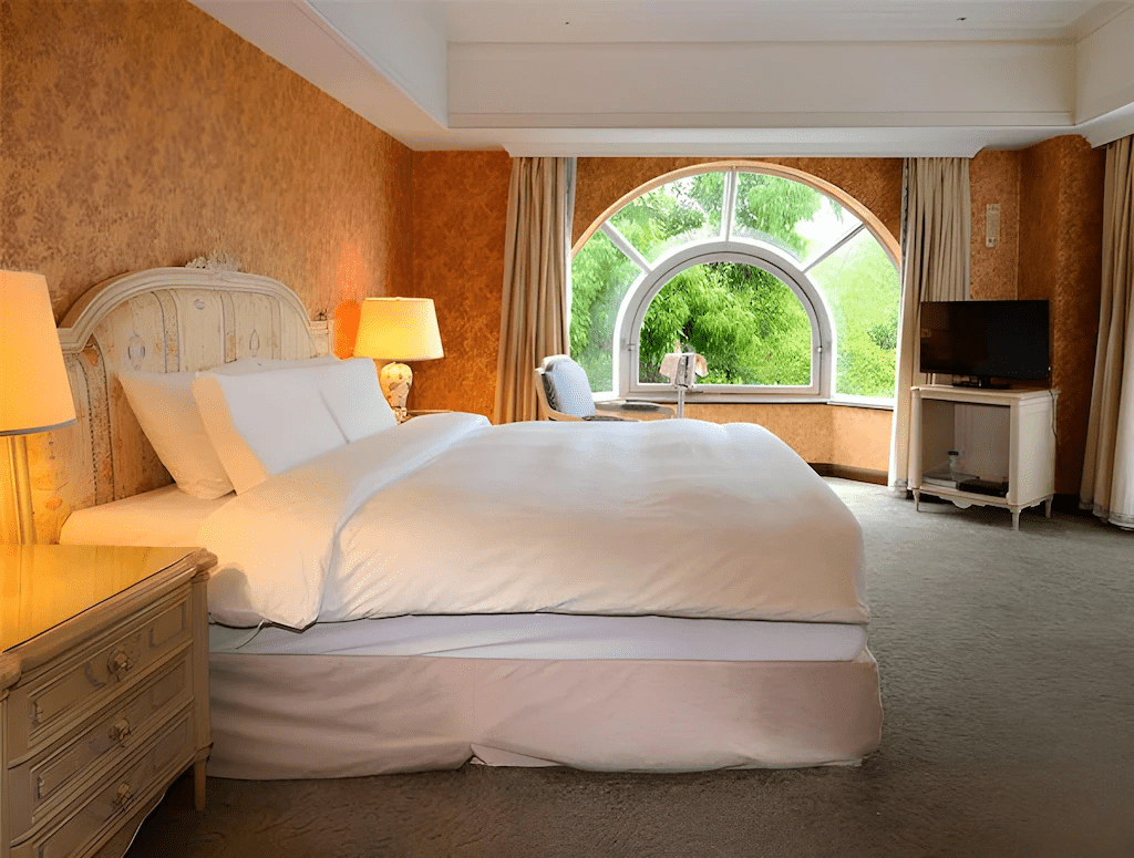 踩著林間的濕涼空氣走進南投溪頭，挑一間能與山景一起醒來的住宿