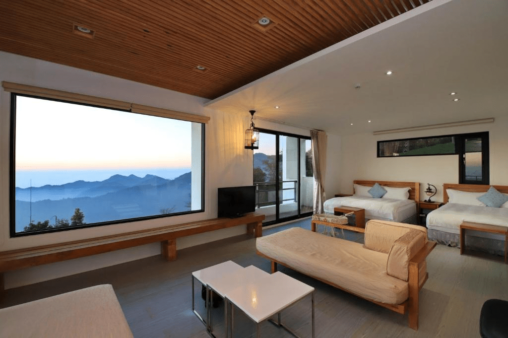 踩著林間的濕涼空氣走進南投溪頭，挑一間能與山景一起醒來的住宿