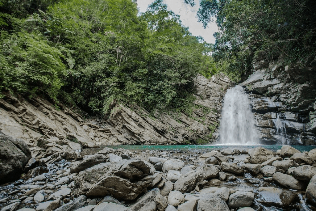 桃園復興優霞雲瀑布｜走進台版九寨溝，遇見夢幻湖水藍的溪谷秘境