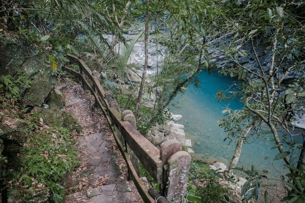 潭邊的小徑充滿原始氣息，是近距離欣賞瀑布的好角落