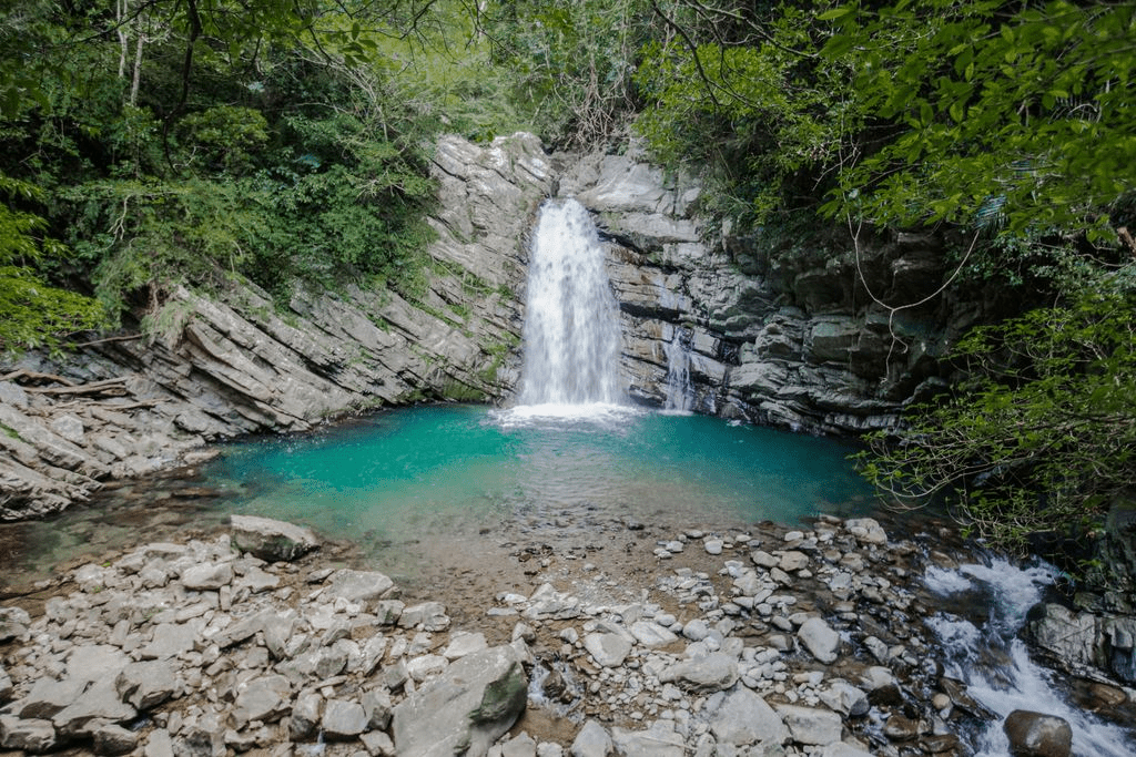 桃園復興優霞雲瀑布｜走進台版九寨溝，遇見夢幻湖水藍的溪谷秘境