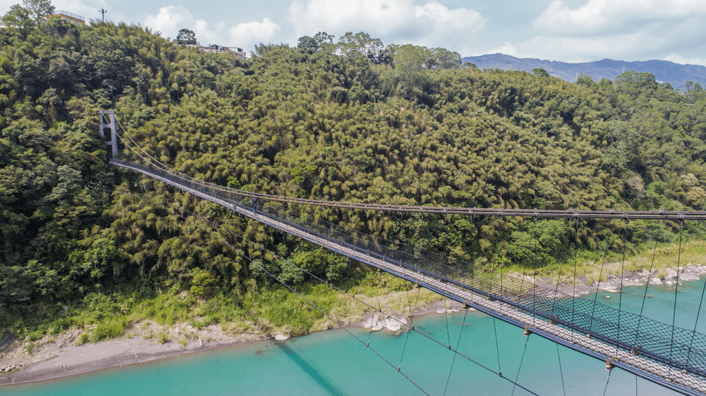 在桃園義興吊橋的午後陽光下緩緩前行，把山巒的層次與溪聲一起收進心裡