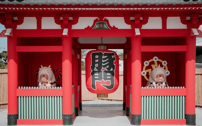 在鹿ㄦ島的水池邊伸手餵著水豚時,恆春的午後陽光也跟著溫暖了起來