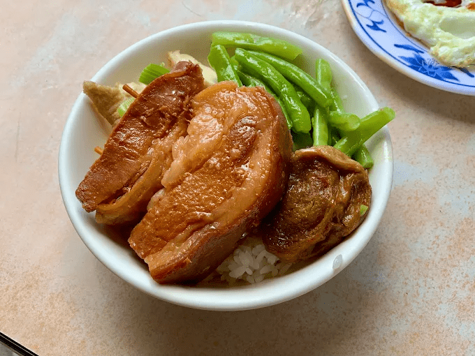 在鹿ㄦ島的水池邊伸手餵著水豚時,恆春的午後陽光也跟著溫暖了起來