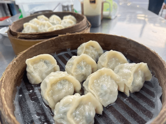 在鹿ㄦ島的水池邊伸手餵著水豚時,恆春的午後陽光也跟著溫暖了起來