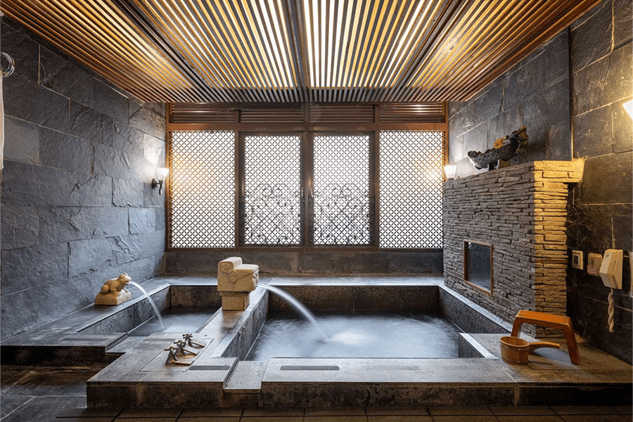 在微涼午後走進台灣溫泉飯店，把假期節奏放慢在暖霧升起的那一刻