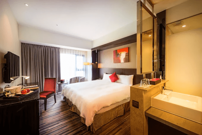 住在逢甲附近的溫柔落腳處，想念台中的夜，把城市的柔軟燈火收進房間