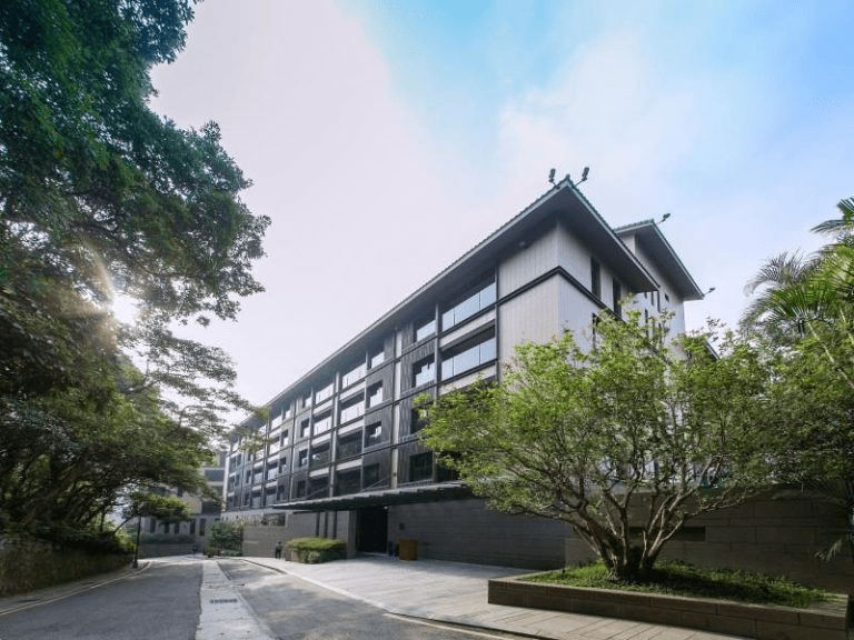 在北投麗禧溫泉酒店的山色午後,把時間交給白磺泉,靜靜住進台北少見的深度放鬆時刻