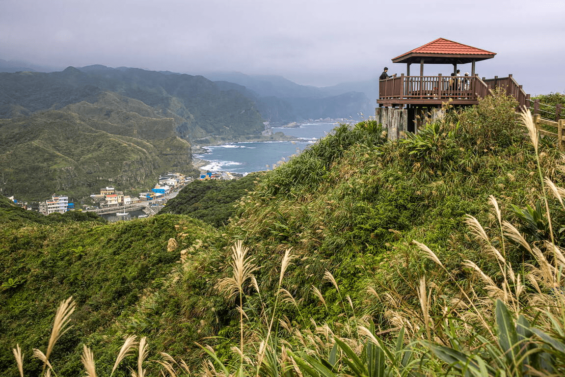 沿著鼻頭角海岸前行,看海風推著步道的節奏,把旅人悄悄帶入東北角的寧靜與廣闊