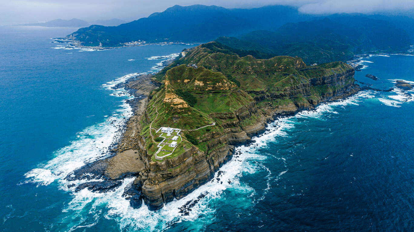 沿著鼻頭角海岸前行,看海風推著步道的節奏,把旅人悄悄帶入東北角的寧靜與廣闊