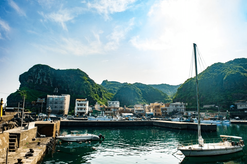 沿著鼻頭角海岸前行,看海風推著步道的節奏,把旅人悄悄帶入東北角的寧靜與廣闊