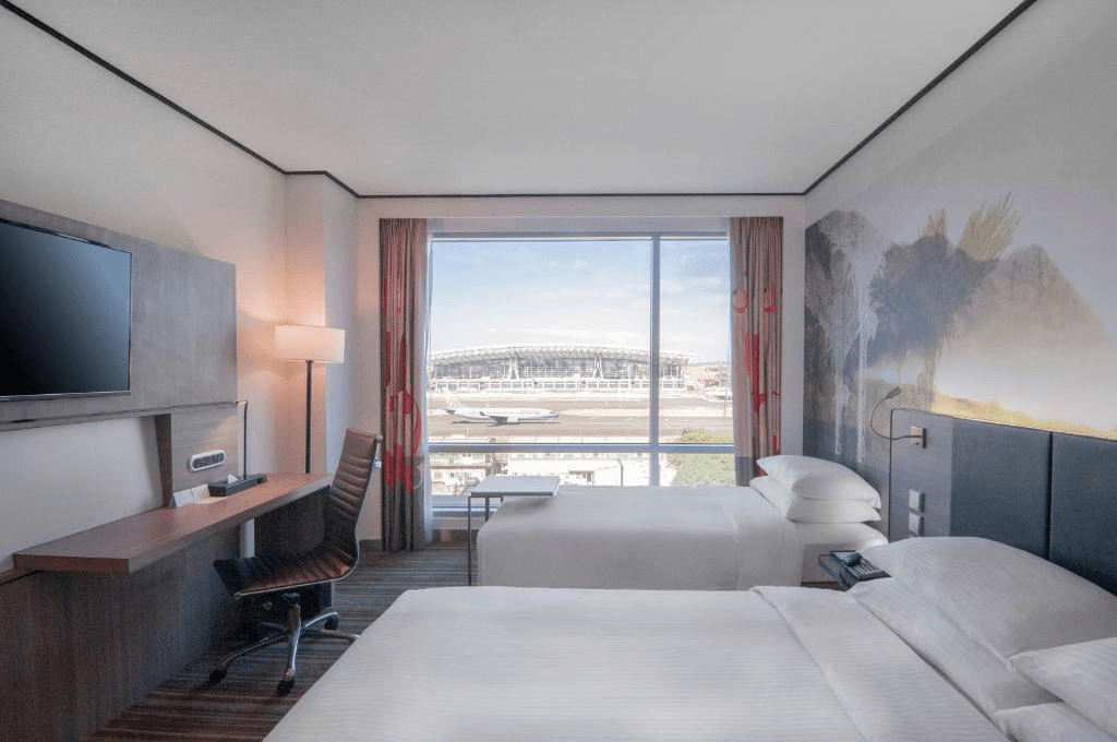 推著行李走向桃園機場凱悅酒店時，那份貼近航站的從容感讓整段旅程都慢慢回到舒服的節奏裡