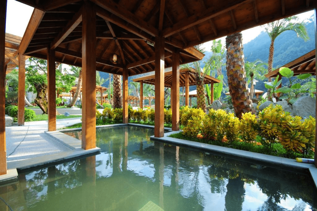 沿著山路慢慢往上走，新竹溫泉在冬日霧氣裡悄悄展開一段想久待的暖意旅程