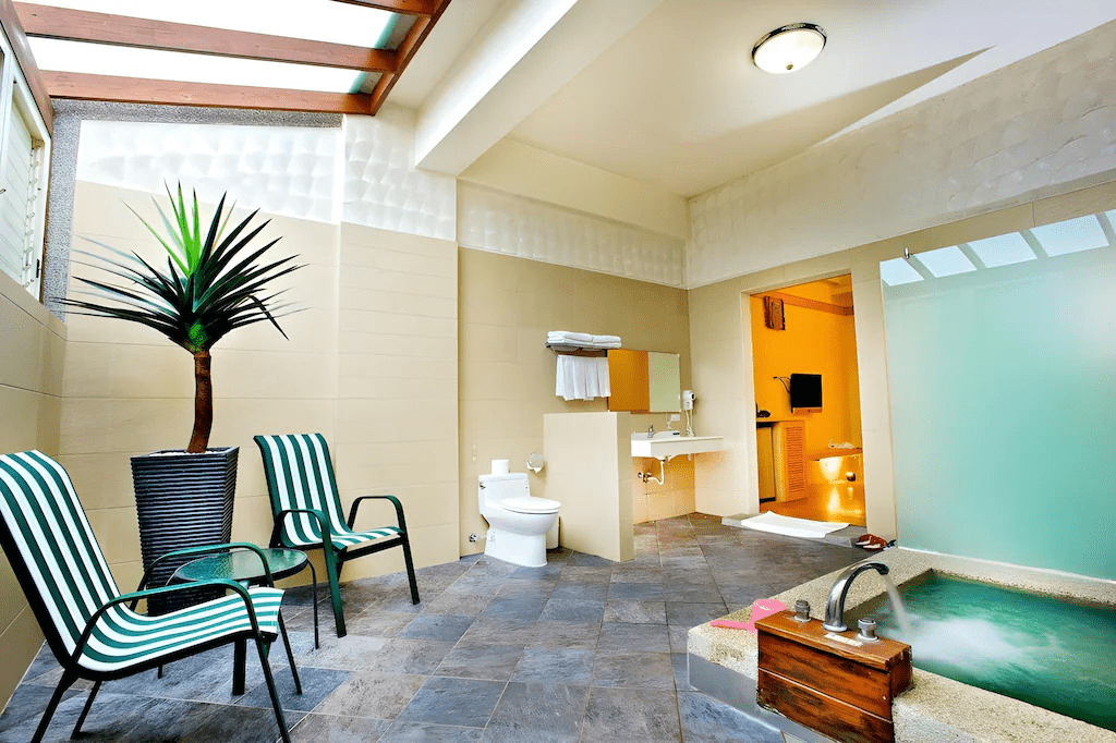 沿著山路慢慢往上走，新竹溫泉在冬日霧氣裡悄悄展開一段想久待的暖意旅程