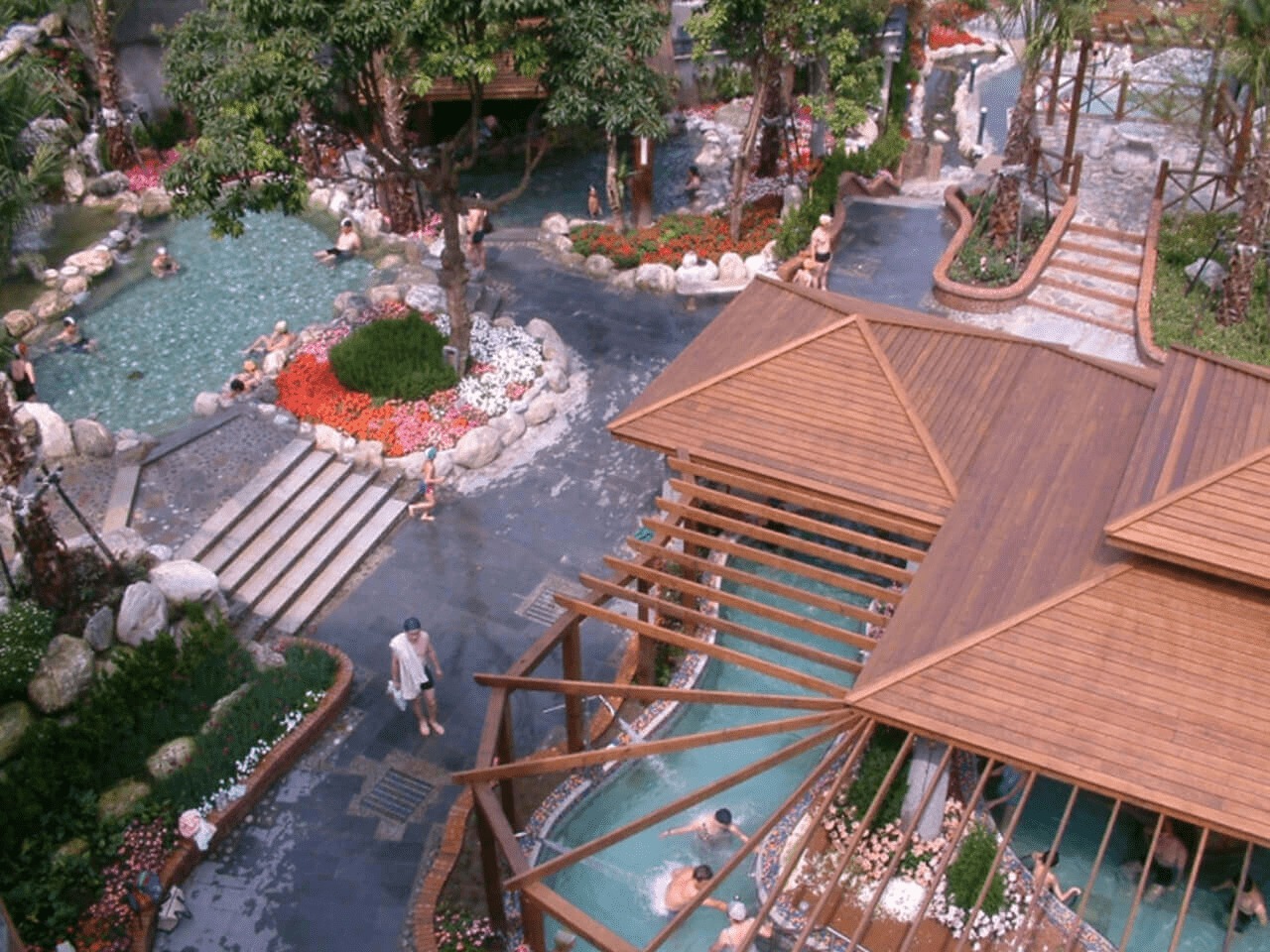 沿著山路慢慢往上走，新竹溫泉在冬日霧氣裡悄悄展開一段想久待的暖意旅程