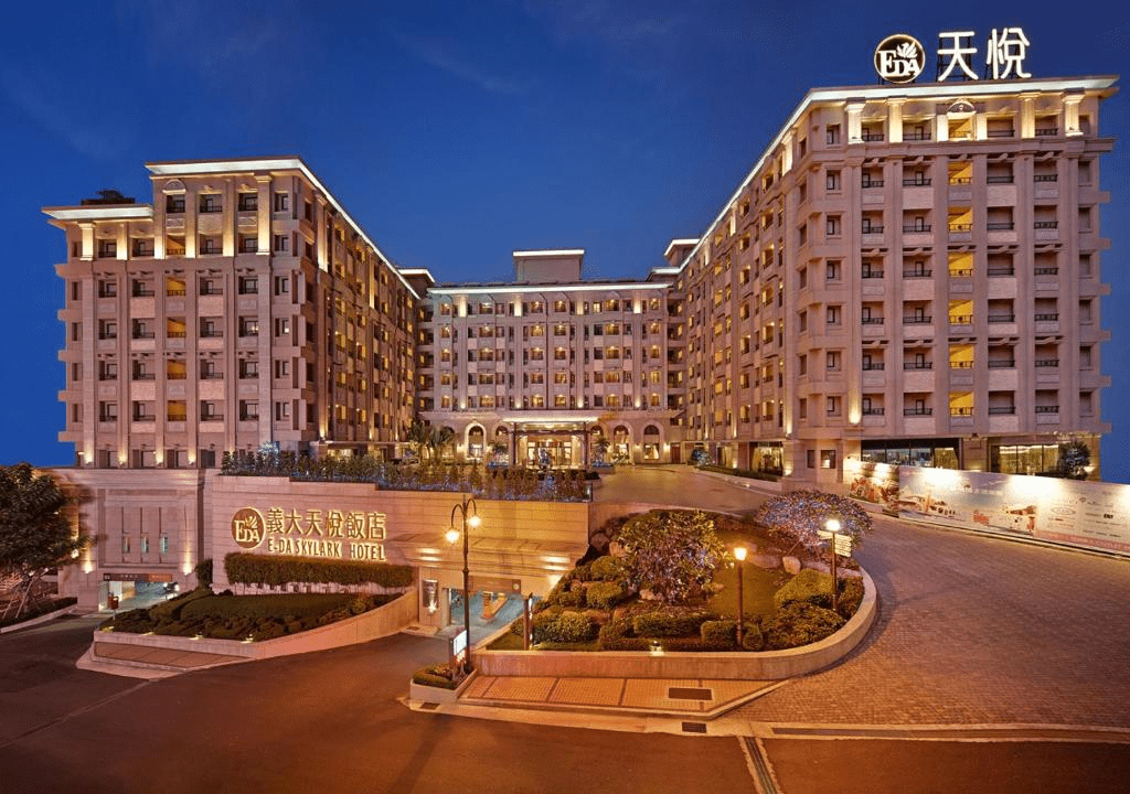 從義大購物廣場散步回義大天悅飯店，在高雄夜裡收進一份暖和又柔軟的旅途節奏