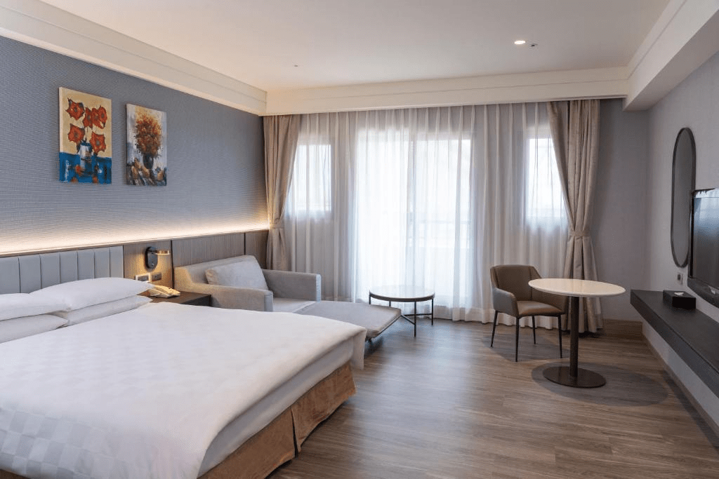 從義大購物廣場散步回義大天悅飯店，在高雄夜裡收進一份暖和又柔軟的旅途節奏