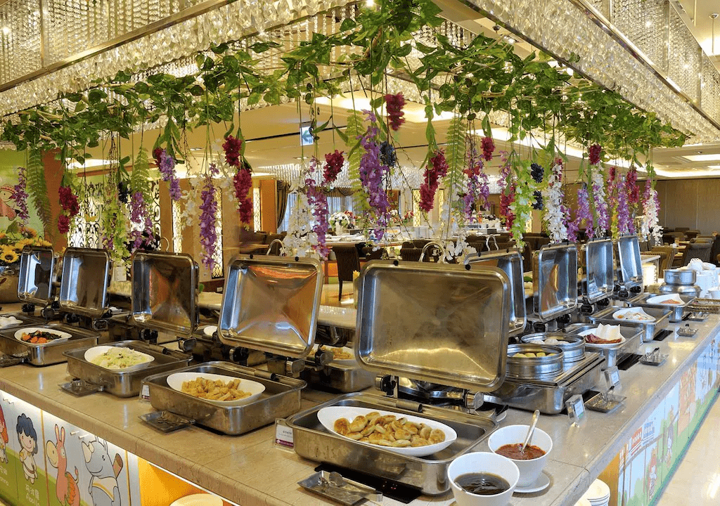 從義大購物廣場散步回義大天悅飯店，在高雄夜裡收進一份暖和又柔軟的旅途節奏